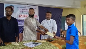 ৩০ শিক্ষার্থীর ৬ মাসের স্কুলের বেতন দিলেন ইউপি মেম্বার শিপু